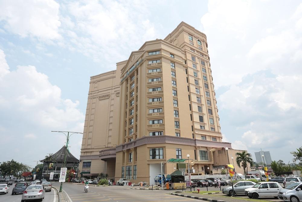 Imperial Riverbank Hotel Kuching Bagian luar foto